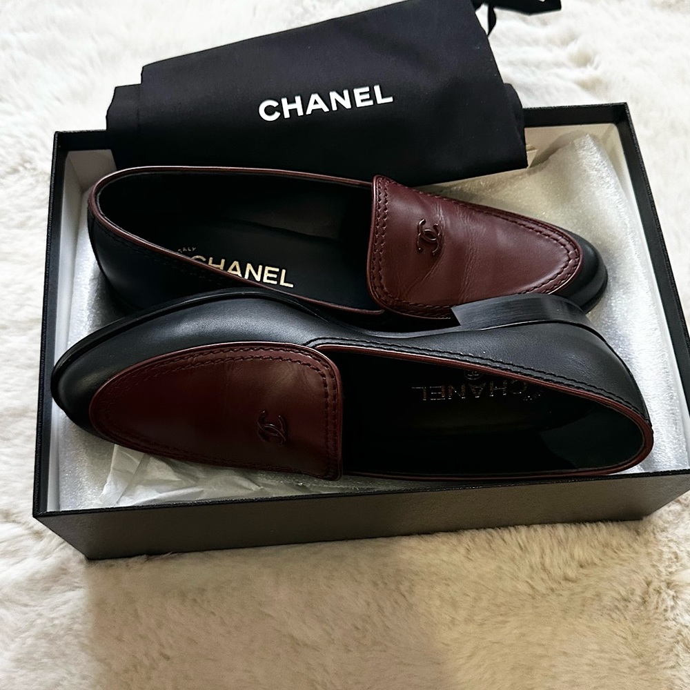 ✨Chanel mocassins size 39 in black and burgundy ✨